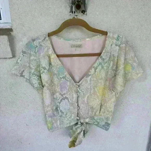 Woman’s GB top. Pastel snakeskin pattern. V neck. Tie waist. Buttons. Size S - Picture 2 of 6